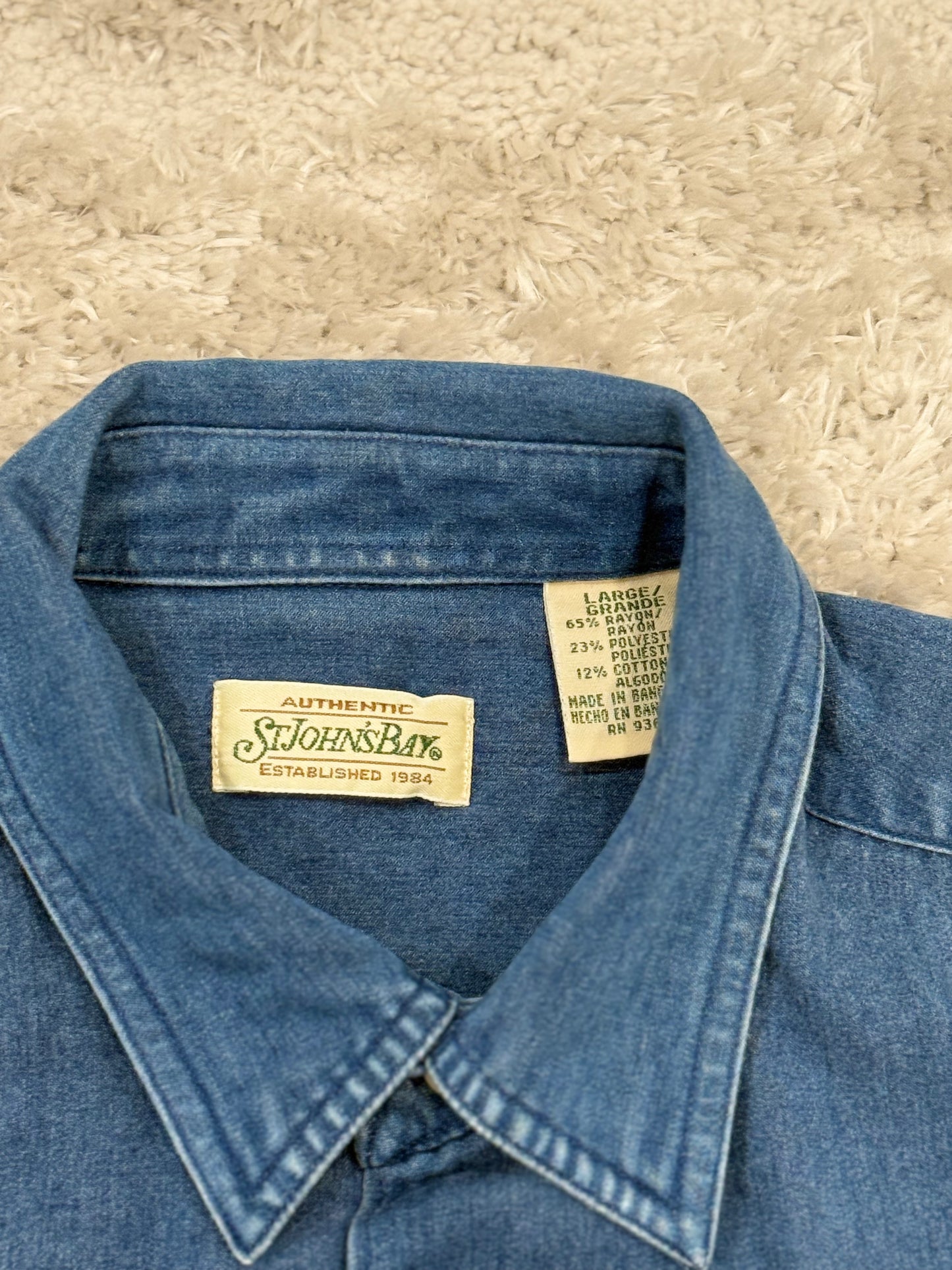 ST. JOHN'S BAY SHORT SLEEVE CHAMBRAY SHIRT