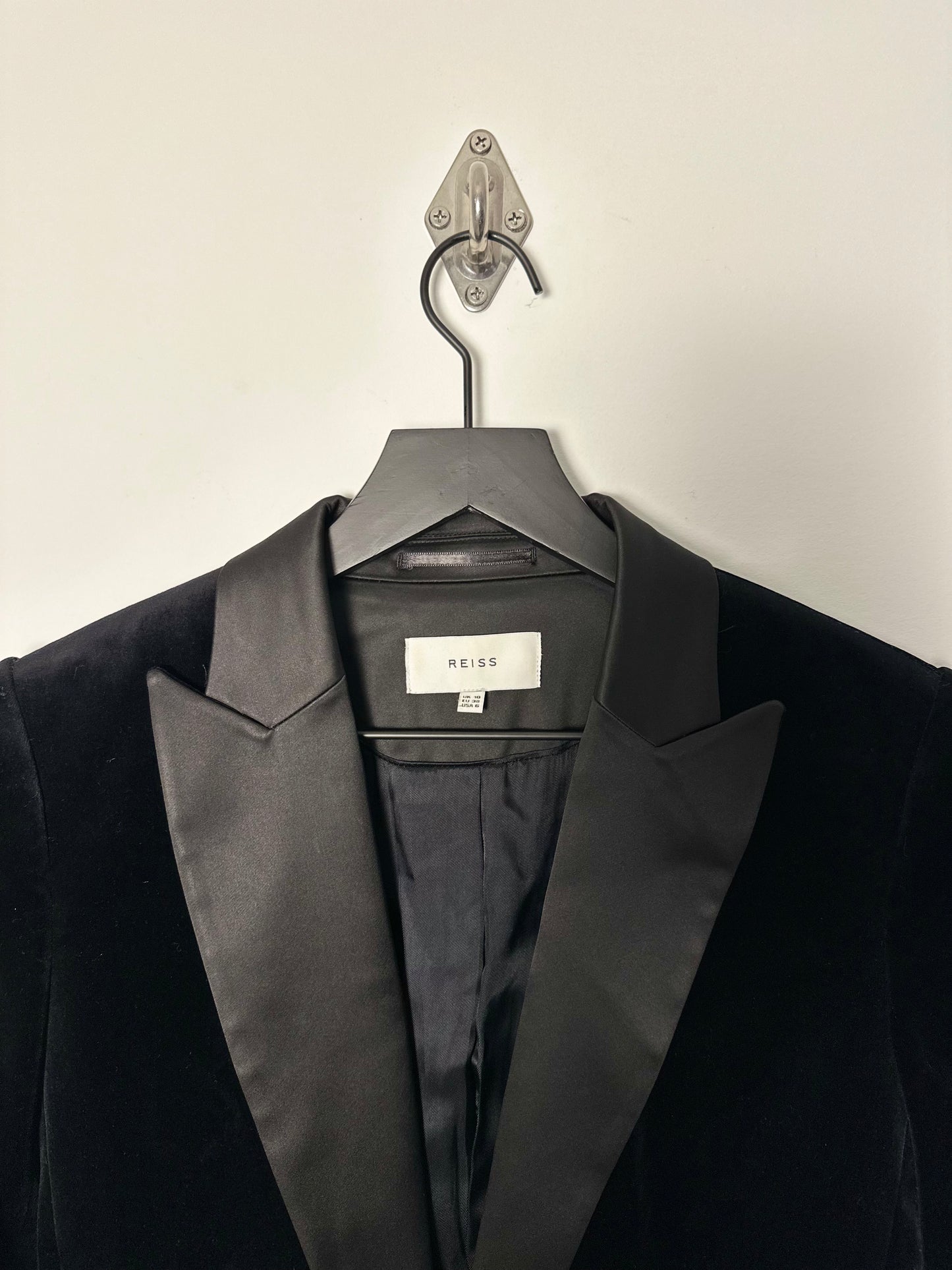 SATIN PEAK LAPEL VELVET BLAZER