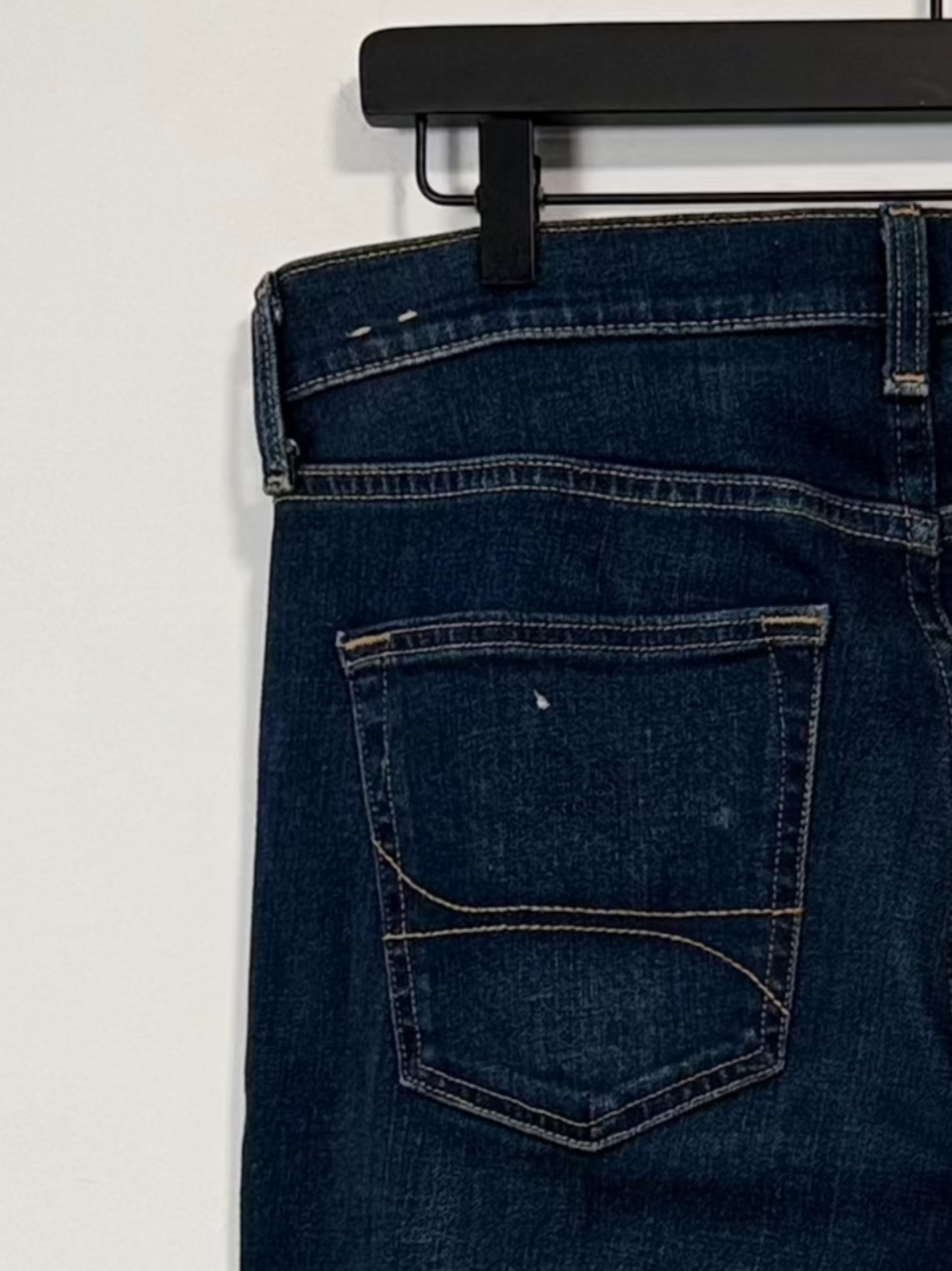 DARK WASH STANDARD FIT DENIM PANTS