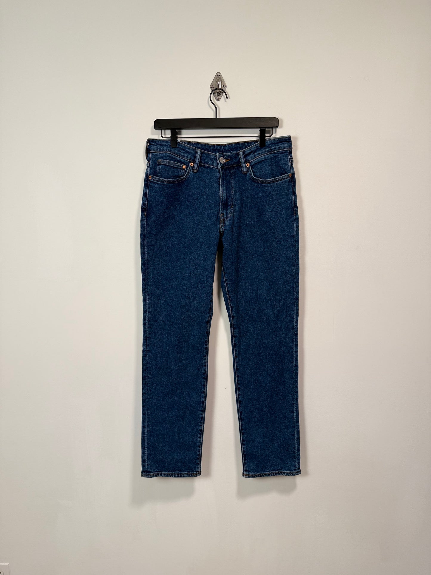 MEDIUM WASH STANDARD FIT DENIM PANTS